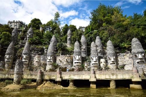 不与开发商合作！贵州老人耗时20年建造石头城堡，如今价值数亿元