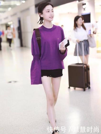 “明玉”现身机场，袖子都比短裤长了，还穿上了“儿童鞋”