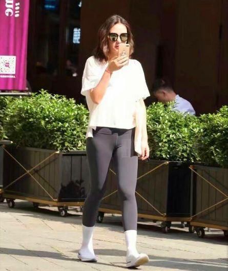 一条简单的打底裤 轻松搭配各种衣服 让男人们眼睛盯着你看