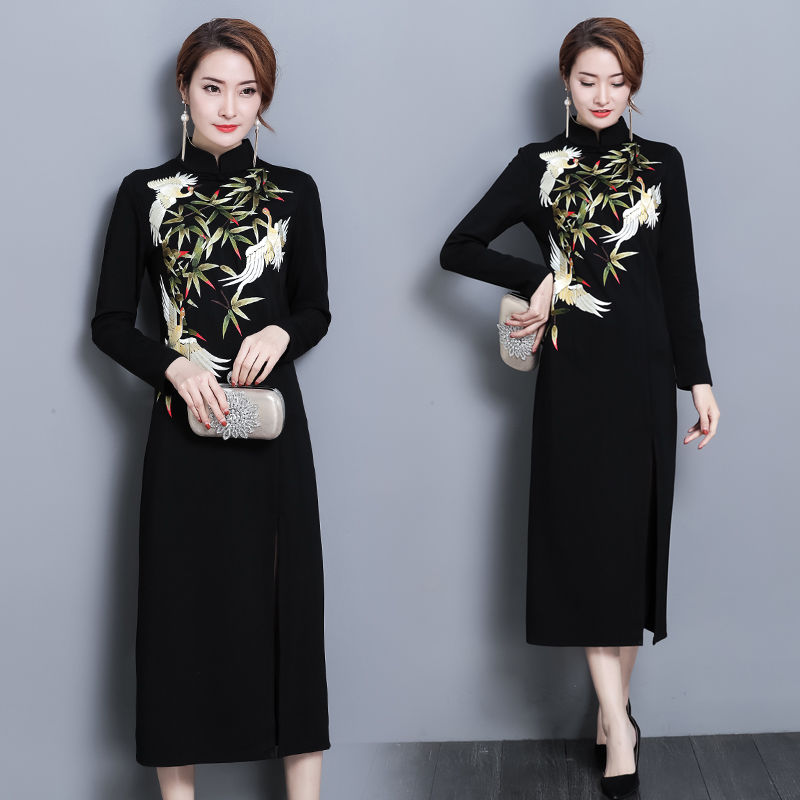 把统统连衣裙比下去的旗袍裙，搭开衫+裸鞋，60后妈妈穿洋气飞