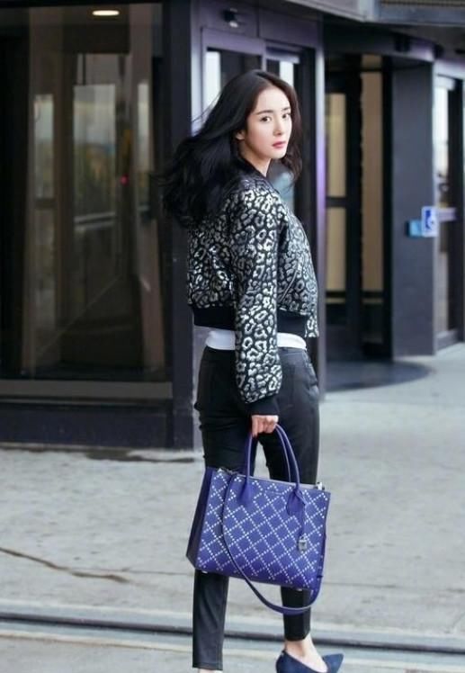 杨幂不愧是带货女王!穿“眼睛鞋”腿长到逆天，平底鞋就该这么穿