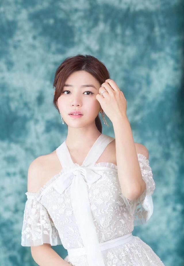 陈妍希身穿黑色蕾丝连衣裙，性感动人，网友:这跟没穿一样啊!