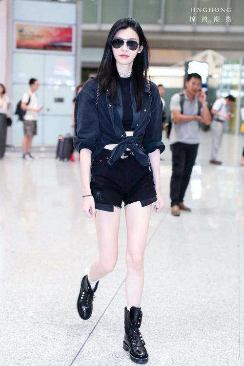 奚梦瑶故意把短裤穿得又紧又短，网友：非逼着人看三角区吗？