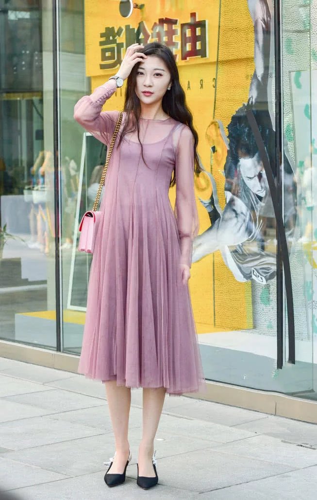 气质小姐姐修身长裙尽显迷人曲线,凸显出小姐姐的温柔气质