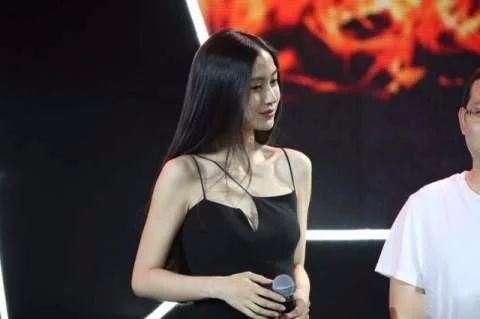 30度高温来袭，奚梦瑶穿性感吊带上衣，小一码都快绷开了!