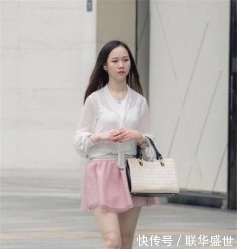  『身穿』街拍小美女气质高雅，身穿一件连衣裙，简洁大方又不失美感与优雅