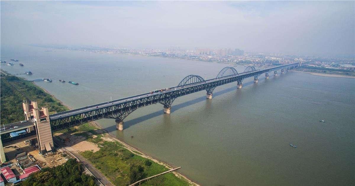 长约■江苏在建的一条长江大桥,长约5公里,双向6车道,预计2024年建成