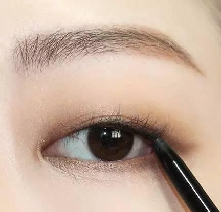  眼影■刘雯在模特界收益都排前八了，还不赶紧来学习她的穿衣风格和妆面？