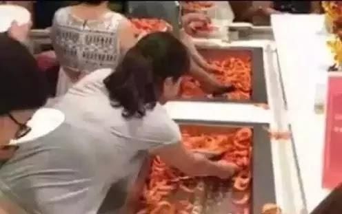 中国女游客去泰国吃自助，一顿解决了8盘虾，泰国网友得不偿失