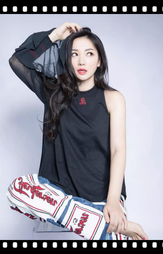 柳岩穿“道士”裤?整张腿上都是符咒 38岁的她真的太会穿了