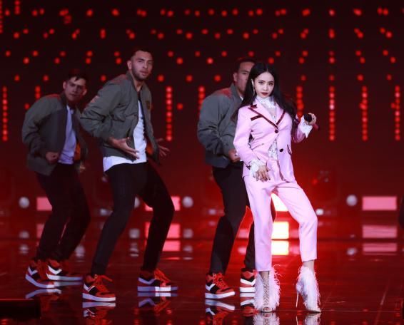 这个“毛绒鞋”也就蔡依林敢穿，又高又热的，太需要勇气了！