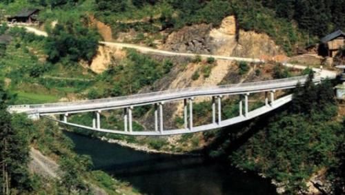 中国最怪的桥，设计师仅初中文凭！桥墩悬空30年都不垮，全球仅4