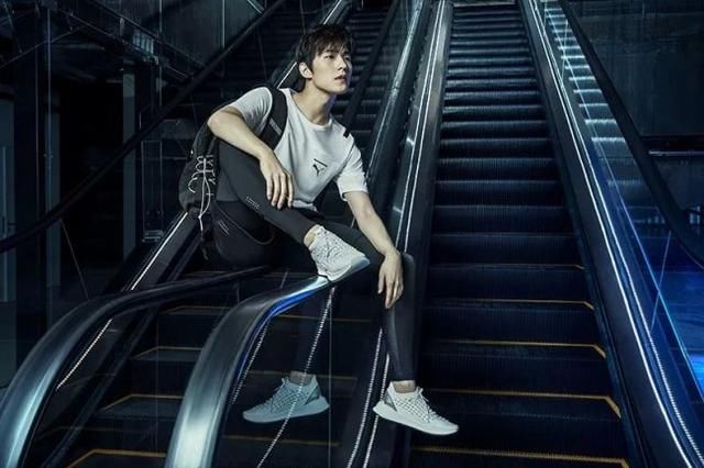 论上脚回头率和可玩性，这双新鞋我给 100 分！