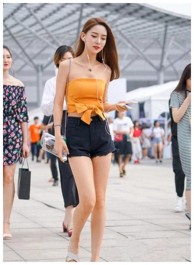 上海街拍:抹胸上衣+超短裤，这样搭配才是宅男最爱!