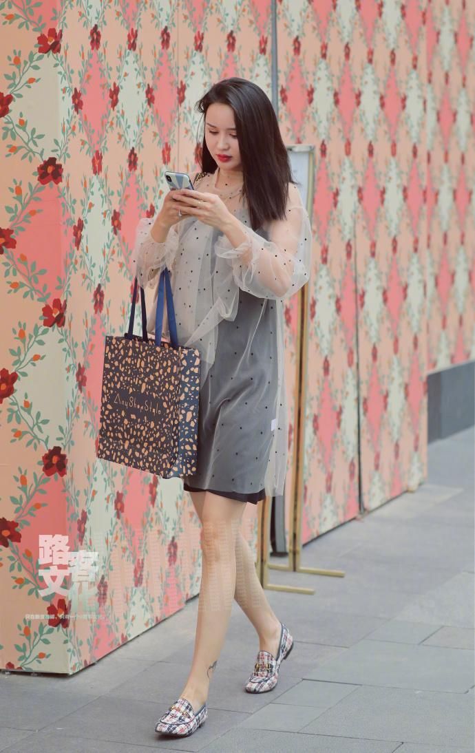 街拍:清新优雅魅力难挡，雪纺连衣裙美到发光
