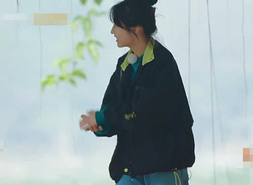 关系■张子枫看清客人是郭麒麟时，谁注意她的举动？关系好坏很明显
