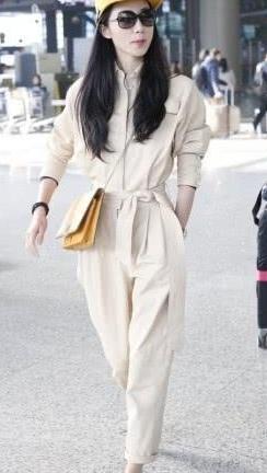 韩雪穿“撕裂装”秀时尚，裙子被撕了一块，后面还拖着衣裳？