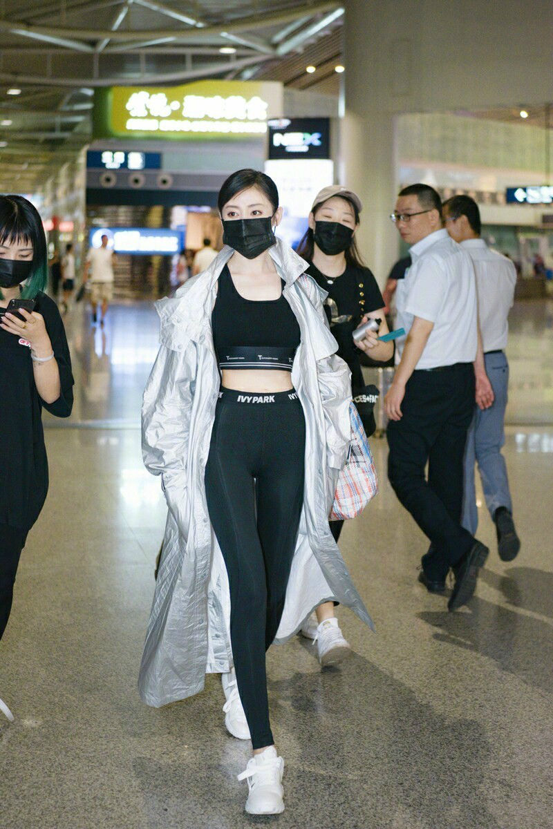 张天爱这腿超模看了都得哭!网友:我要有这身材也天天这样穿!