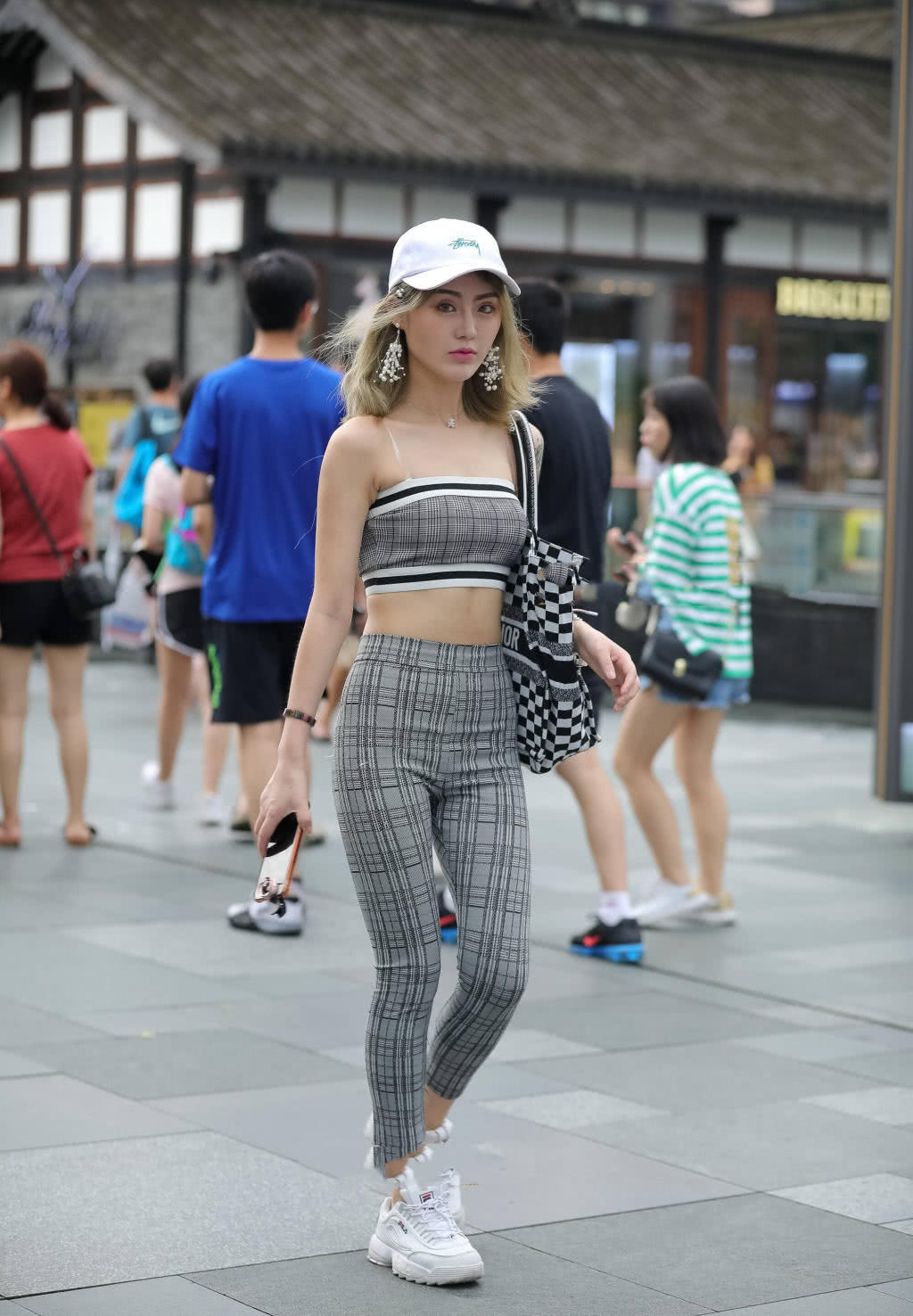 轻熟小姐姐裹胸装勾勒出傲人上围，曼妙姿态很是吸睛