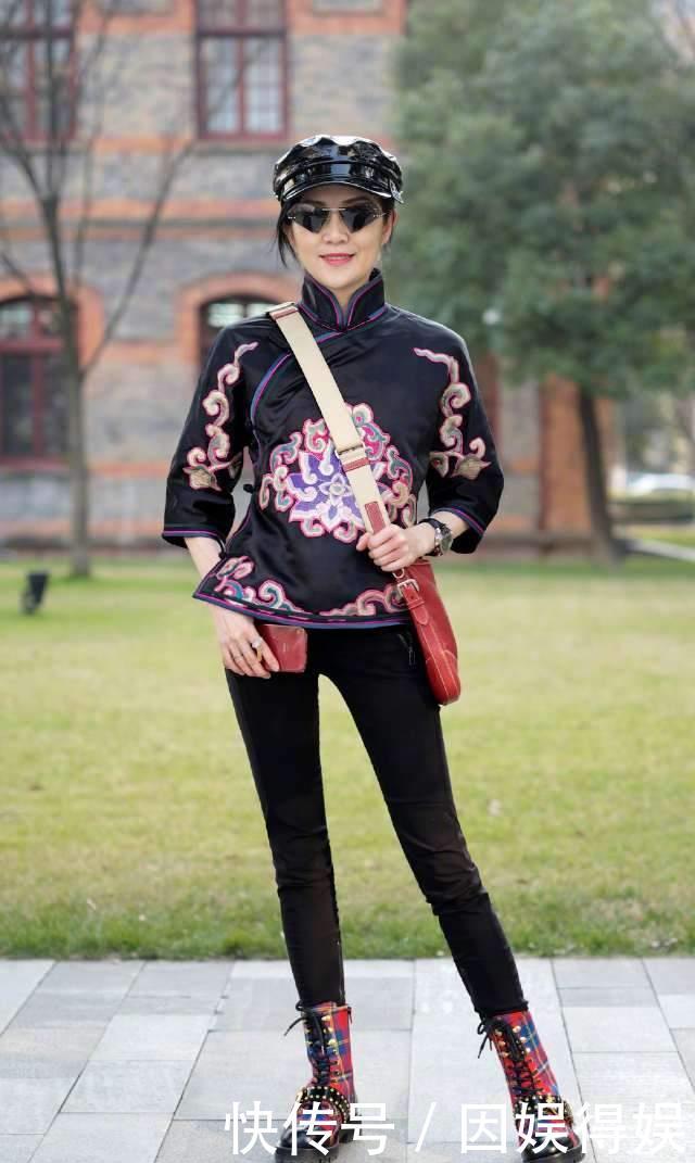  『亮眼』街拍：图3漂亮的女性穿着中式扣的刺绣棉质外套，报童帽很亮眼！