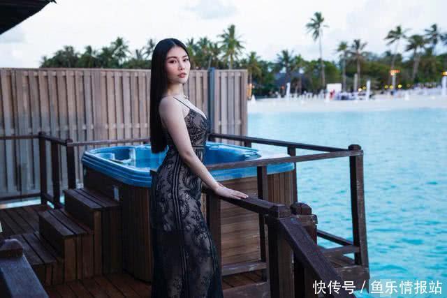 徐冬冬来到海边，身穿性感黑色透明长裙 ，身材是真的好！