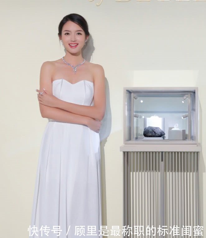 张梓琳真厉害，烂大街的连衣裙穿出了大牌既视感，也只有她了！