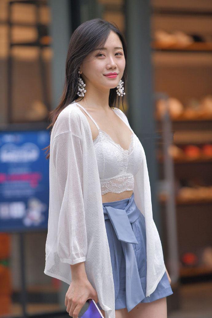 这样穿上大街你敢吗? 外套穿了和没穿一样, 网友: 给力