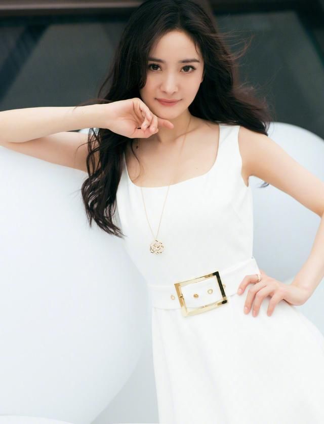 好闺蜜斗法，杨颖撞上杨幂，上半身差距太尴尬，一个平原一个高山