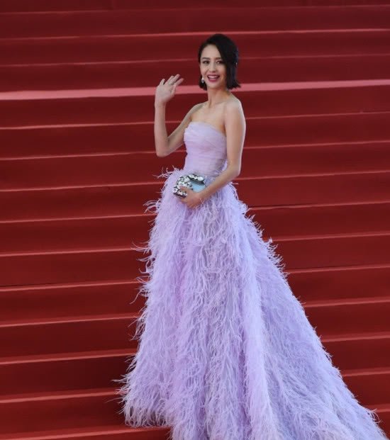 佟丽娅太穷了?穿双满是洞洞的袜子,裤子也破烂到和没穿差不多!