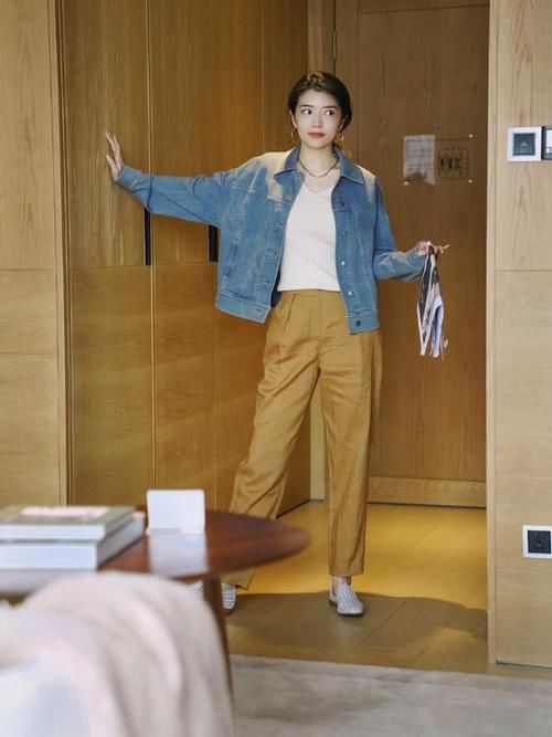  『萝卜』三木博主舒适自在的春装穿搭，针织衫搭配萝卜休闲裤，轻松减龄
