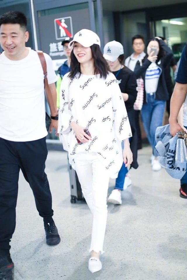 张韶涵还是太瘦了！衬衫宽松到撑不起来，网友：像个小学生！