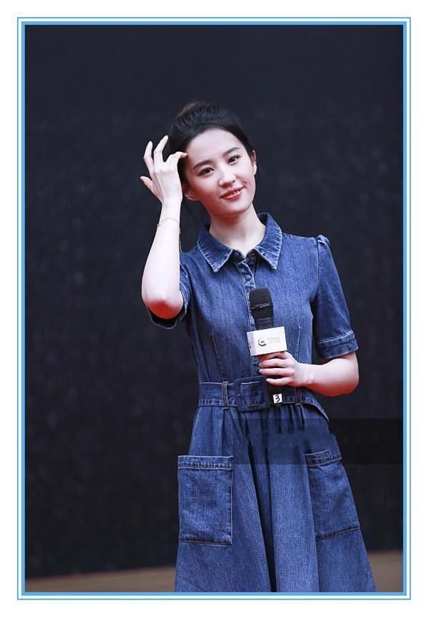 赵薇够狠！42岁穿牛仔裙堪比18岁小姑娘，连刘亦菲都成她手下败将