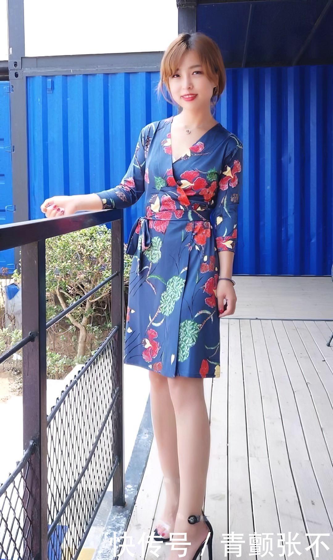 碎花|街拍美女宝蓝色碎花连衣短裙,时尚又艳丽的款式,彰显女性的活力