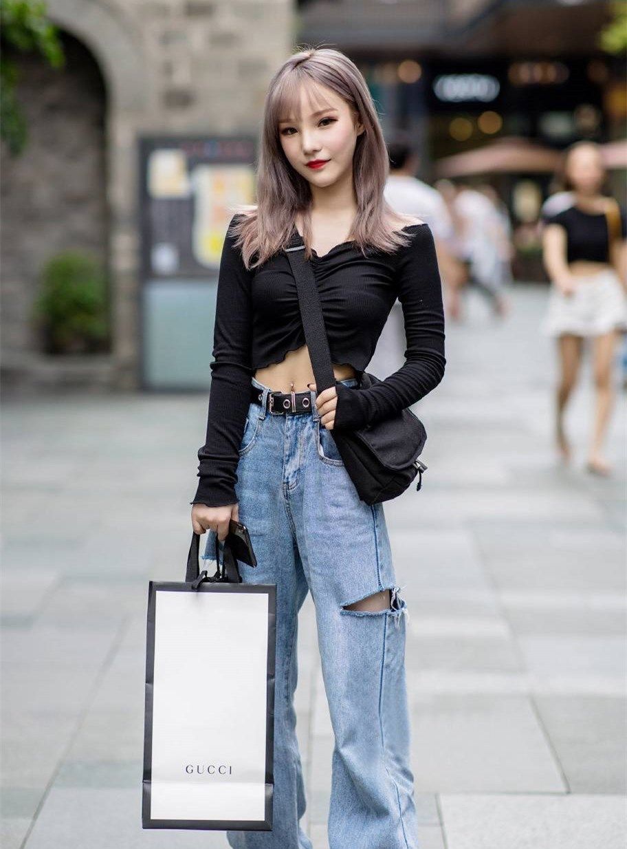 【美女】穿牛仔裤钢筋的美女彰显个性魅力,穿出温暖女神范