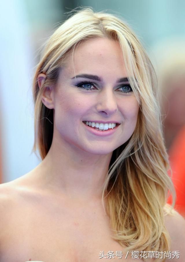 美女时装设计师金伯利加纳,空降伦敦公园,一身健身服穿出魅力