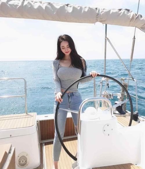  『衬托出』靓丽时尚牛仔裤小姐姐，衬托出曼妙身材，回头间有着妙曼的姿态！