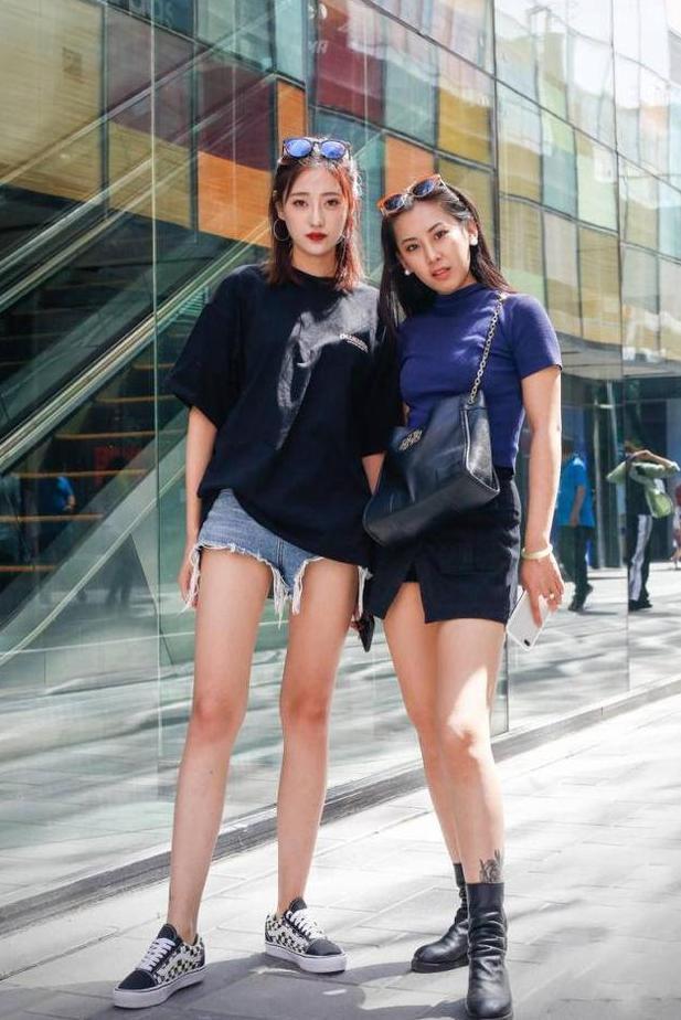 白领气质穿露脐装的美女，细腿丰臀身材不要太好！