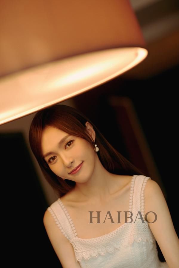 一向低调的周韵气场竟比老公姜文还强？送她上热搜的一字肩和天鹅