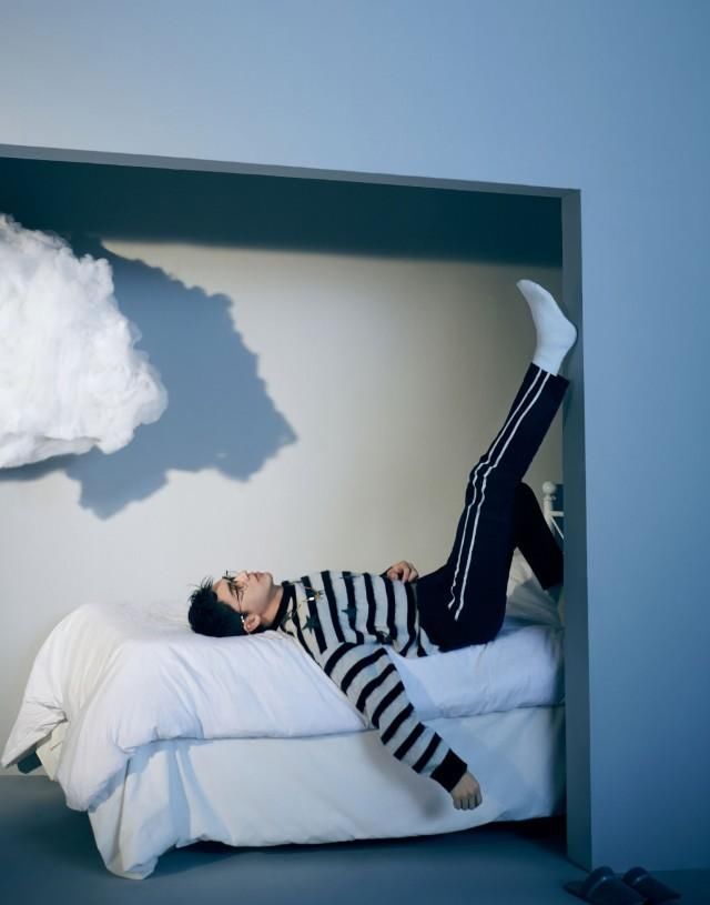 「气质」许魏洲气质真是多变，穿条纹针织衫戴黑框眼镜，简单又有书生气息