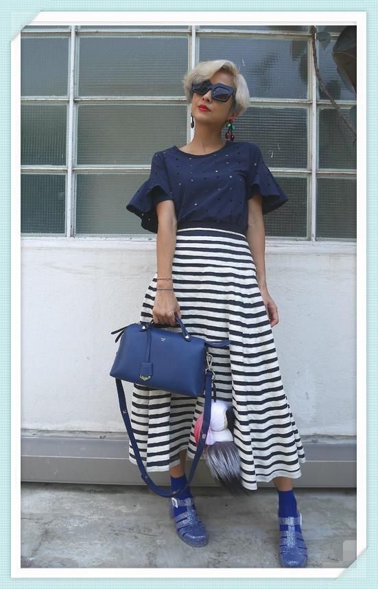 徐濠萦的时尚我不懂！扎丸子头为扮嫩，但腿上的黑丝是几个意思？