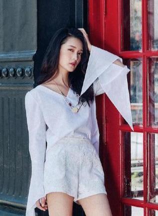 李沁上半身明明穿很美，却偏要搭这条裤子，网友：看起来很瘦腿这