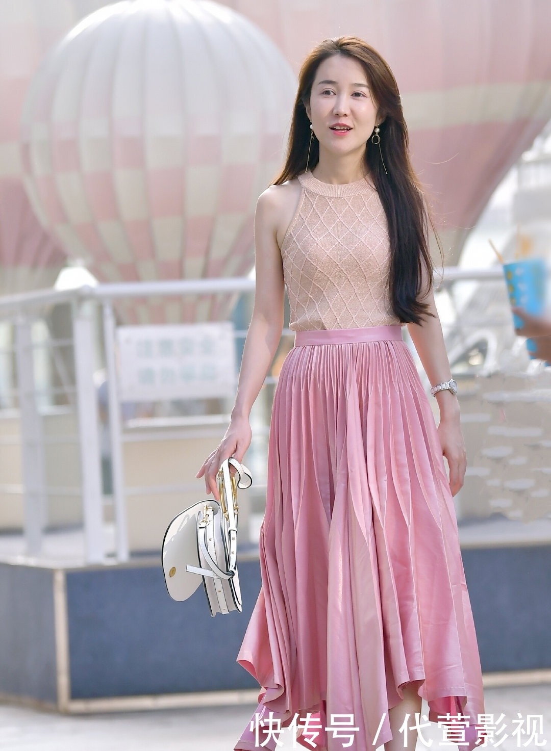 [ 美女]小姐姐微微一笑很倾城！，美女街拍：夏日里的“粉色”时尚