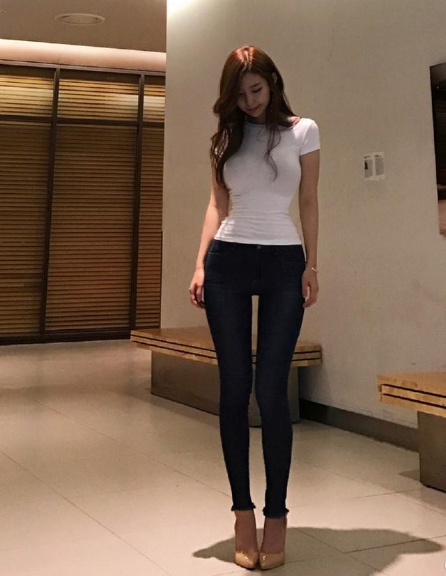 饱满的S身材穿上牛仔裤，盛夏酷暑最耀眼