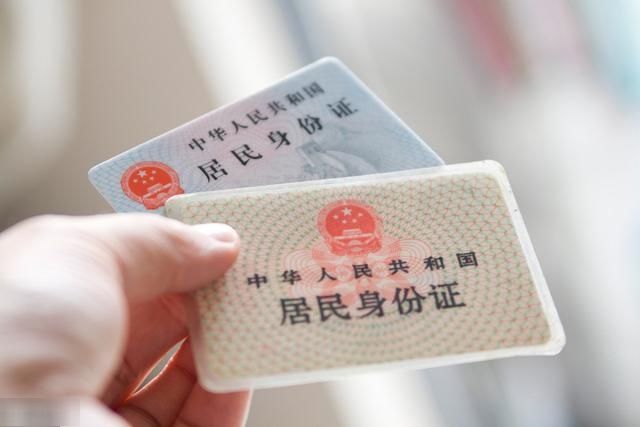  #养老金#到了退休年龄，但是身份证上的年龄小，什么时候可以领