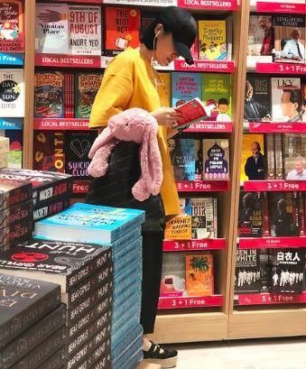 许晴素颜路人装扮现身书店，毫无“星味”!网友:气质感没了?