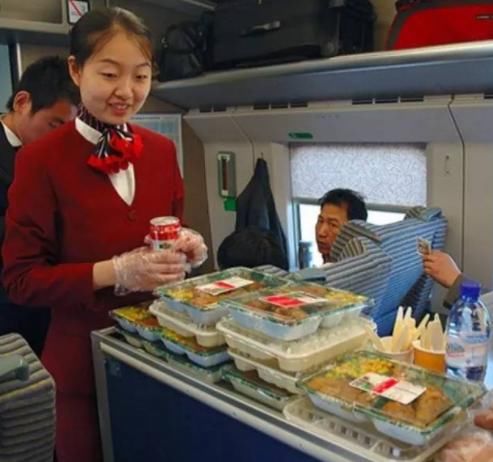 那些选择坐火车的人，为什么宁可饿肚子，也不愿吃火车上的盒饭？