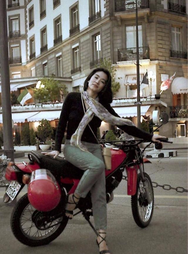 林青霞这一身放在哪都是经典,如今看,可是流行了一个世纪