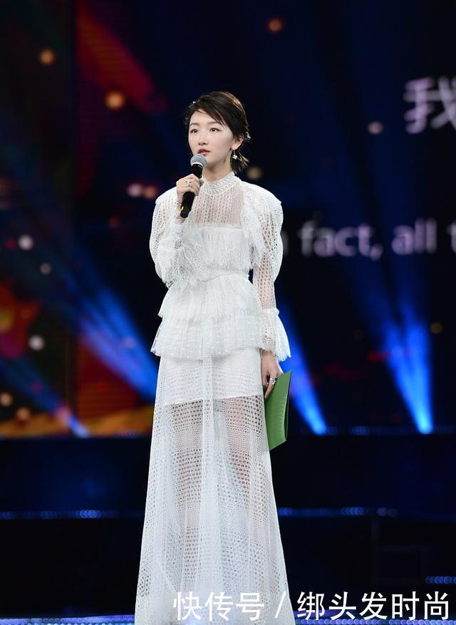 周冬雨穿透视装大玩性感, 但身材缺“料”就显得非常尴尬了!