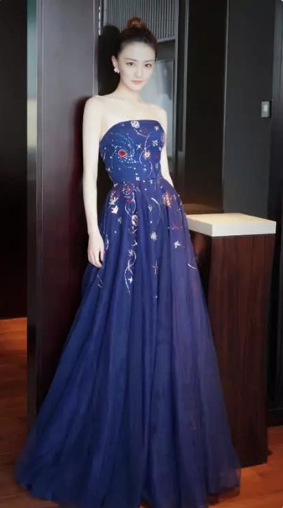 徐璐一双“筷子腿”让人羡慕不已，网友:是不是没有好好吃饭?