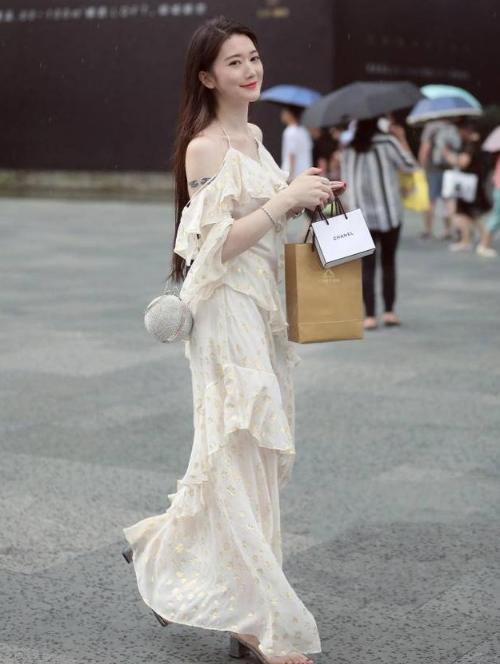 身材姣好的紧身裙小姐姐透着一股自由随性的感觉，令人赏心悦目！